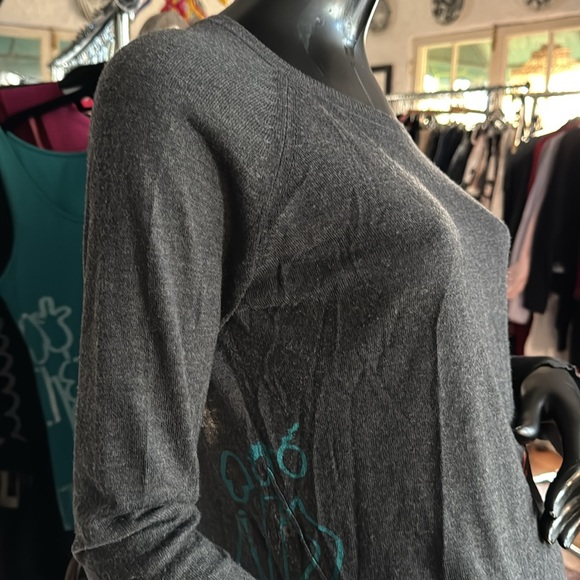 Long sleeved grey sweater with French graffiti. - Picture 6 of 7